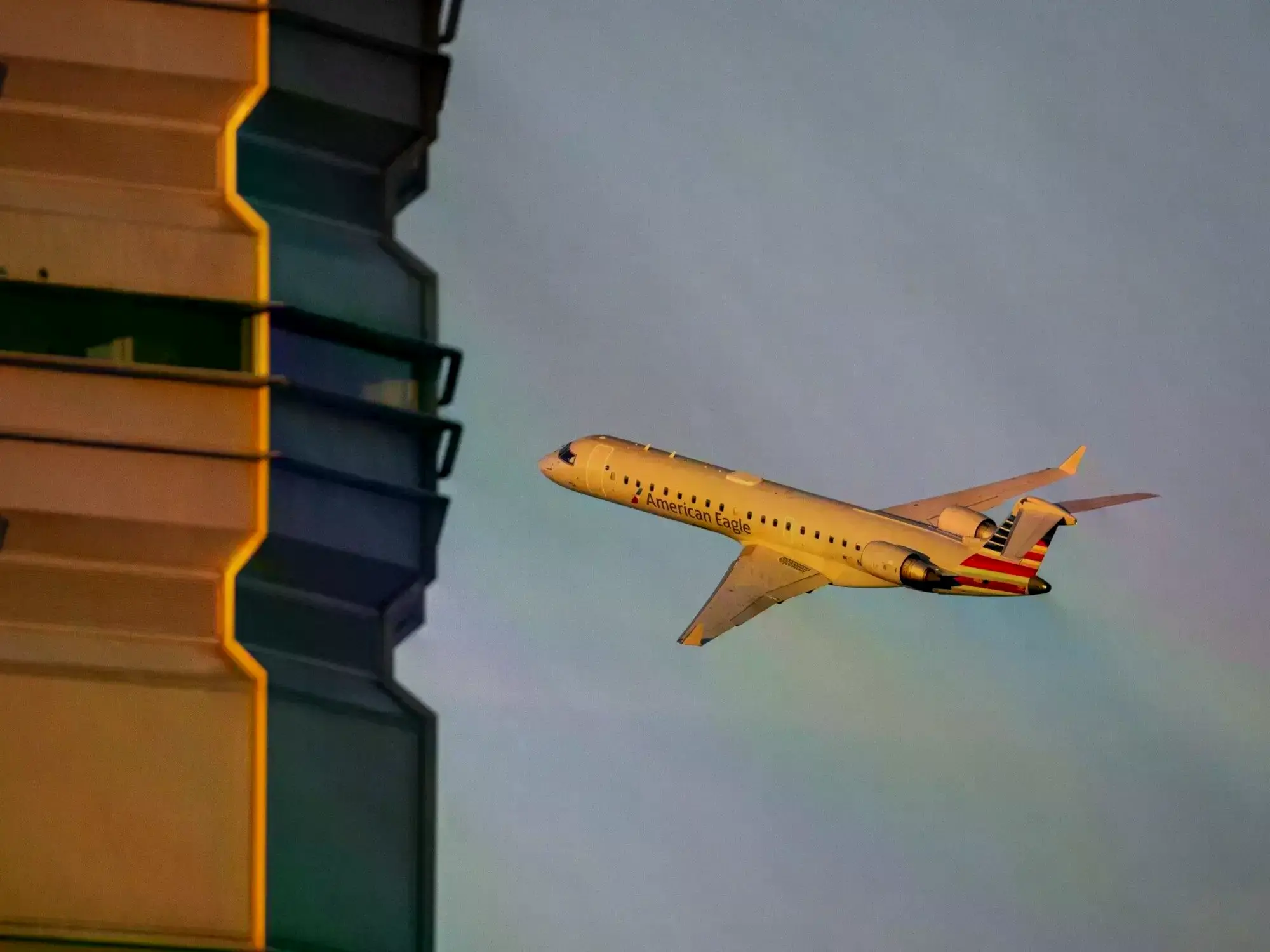 Un avión de American Eagle despega del aeropuerto de Washington.