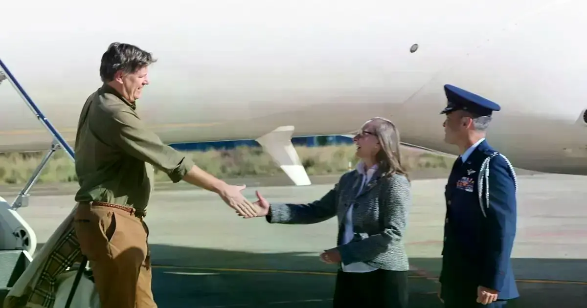 El momento del arribo del vicesecretario de Estado de EEUU, Christopher Landau.