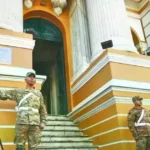 Militares vigilan el ingreso principal al Palacio Legislativo por donde ingresará el presidente Rodrigo Paz.
