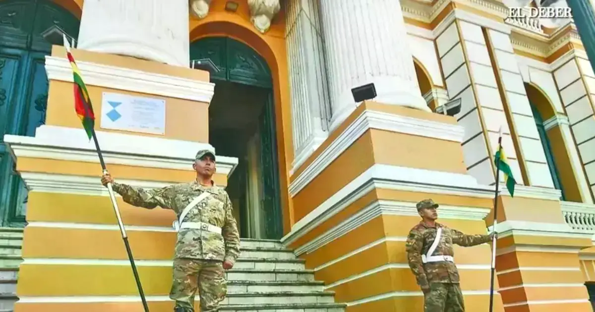 Militares vigilan el ingreso principal al Palacio Legislativo por donde ingresará el presidente Rodrigo Paz.