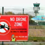 Un cartel advierte contra la presencia de drones sobre el aeropuerto de Bruselas.