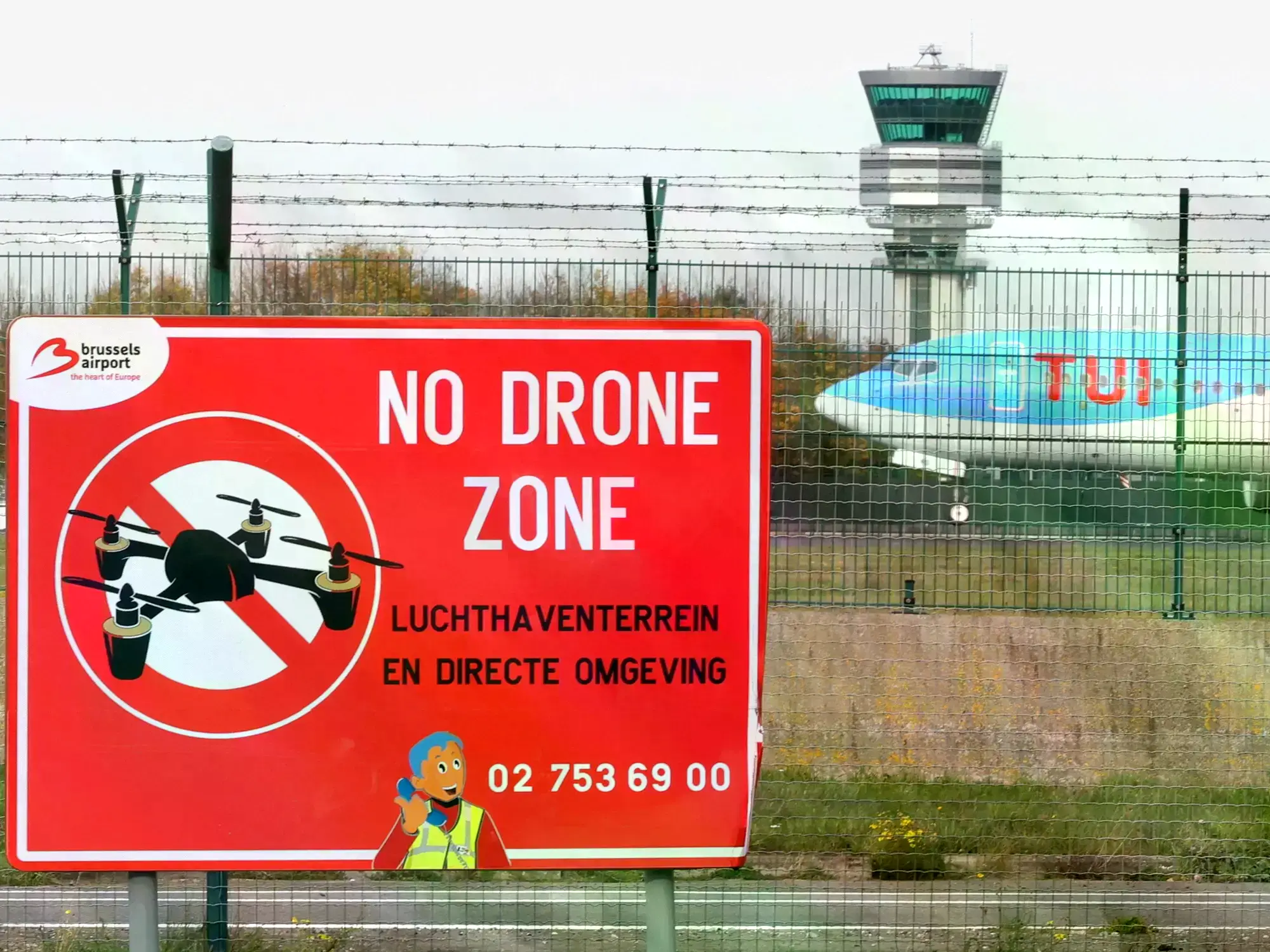 Un cartel advierte contra la presencia de drones sobre el aeropuerto de Bruselas.
