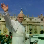 El Papa León XIV saluda a los fieles en la Plaza San Pedro