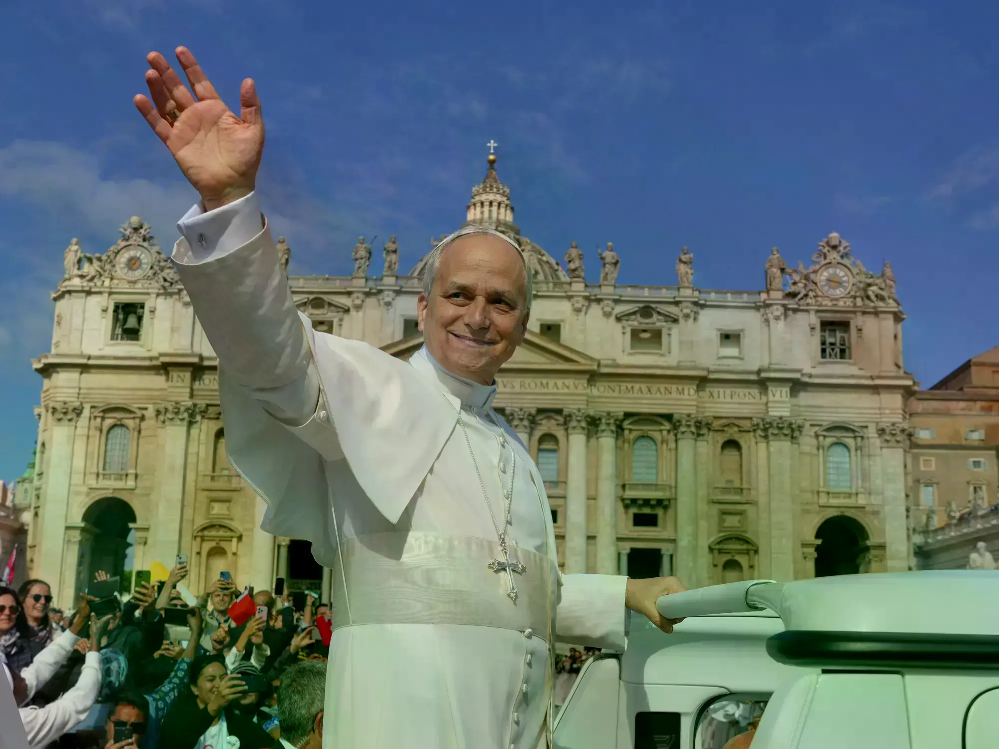 El Papa León XIV saluda a los fieles en la Plaza San Pedro