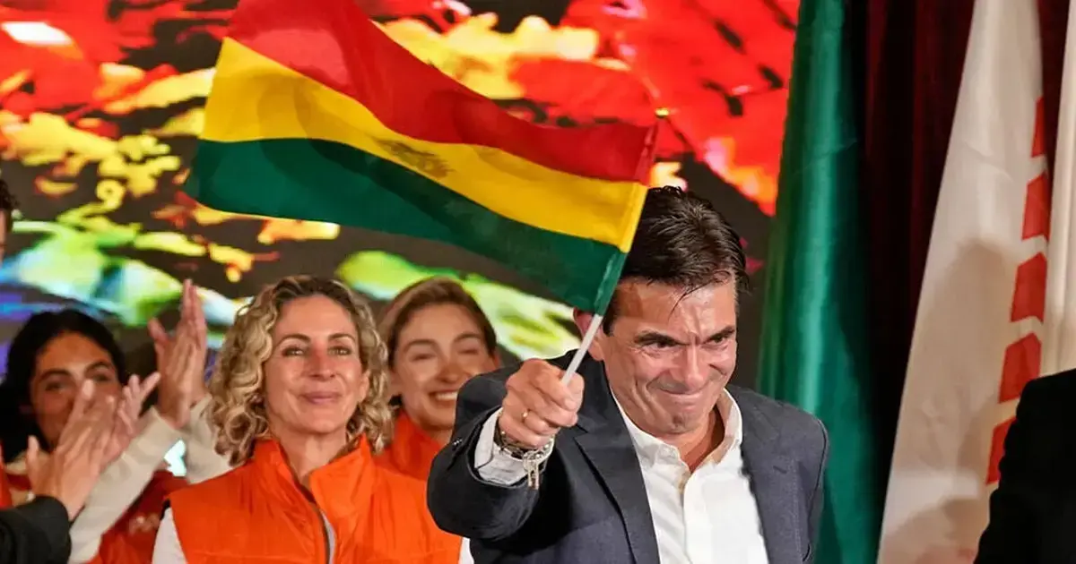Paz, su esposa y su hija con la bandera de Bolivia.
