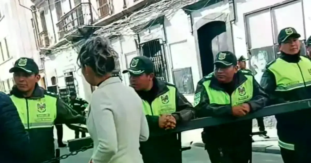 Policías verifican la acreditación de personas en los accesos a la Plaza Murillo.