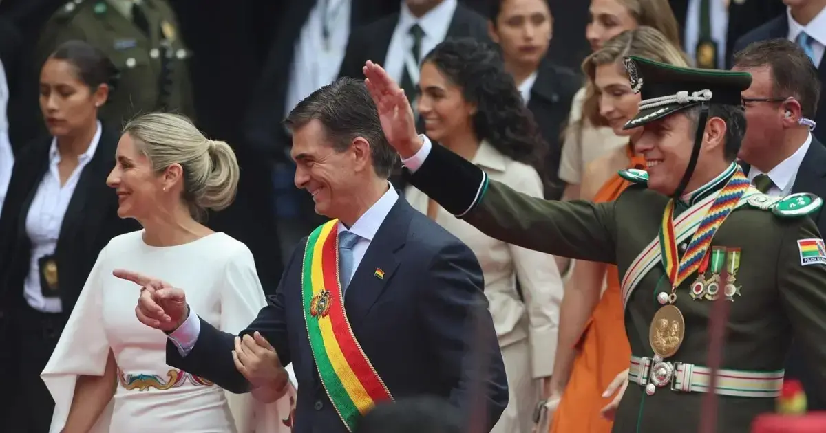 El presidente de Bolivia, Rodrigo Paz Pereira, saluda junto a la primera dama María Elena Urquidi y el vicepresidente Edman L