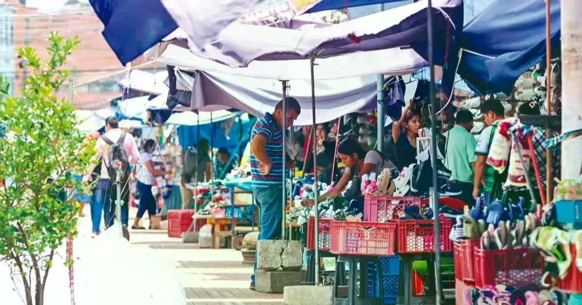 Comerciantes ambulantes ocupan las calles aledañas al mercado Los Pozos.