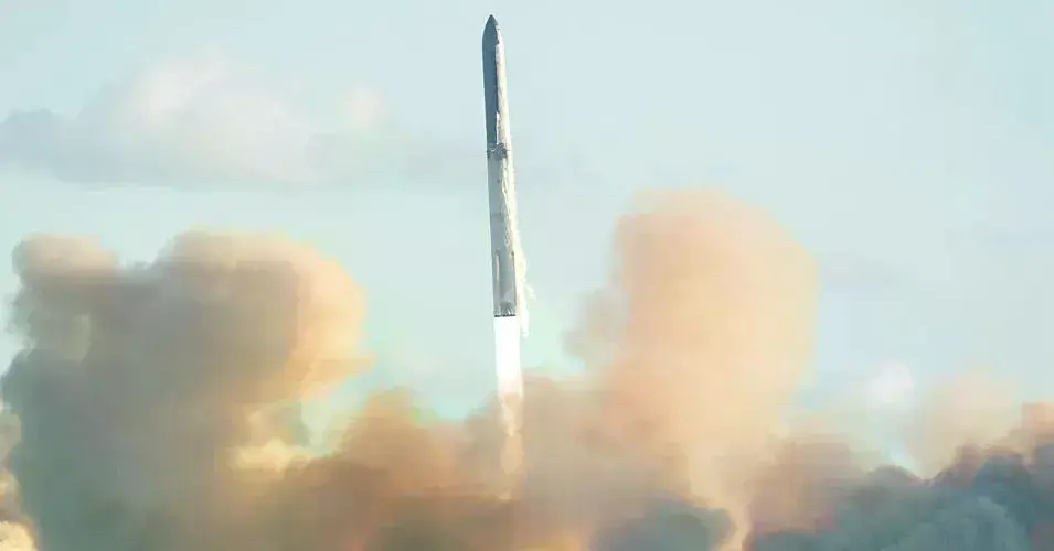 El cohete Starship de SpaceX despegando desde Starbase, Texas.