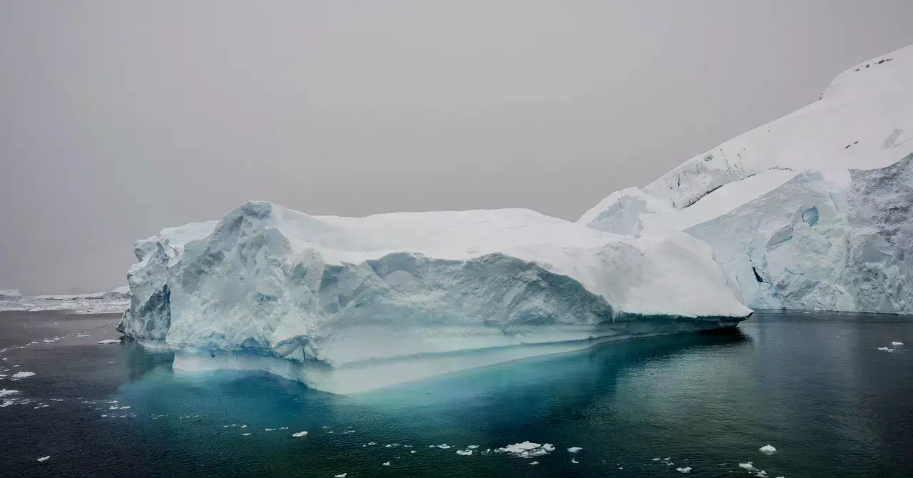 Un iceberg erosionado flota cerca de la Isla Horseshoe, en la Antártida.