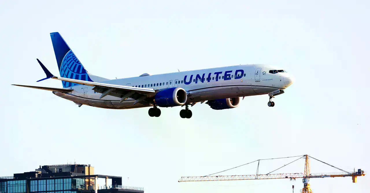 Un Boeing 737 MAX 9 de United Airlines similar al afectado se acerca al Aeropuerto Internacional de San Diego.
