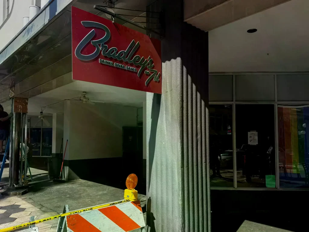 La entrada al bar donde impactó el auto que mató a cuatro personas en Ybor City, Florida.