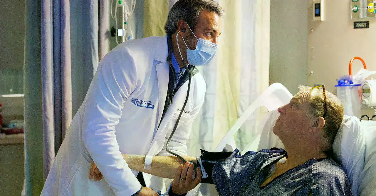 Leonardo Riella, director médico de trasplantes de riñón, examina a Tim Andrews tras su trasplante.