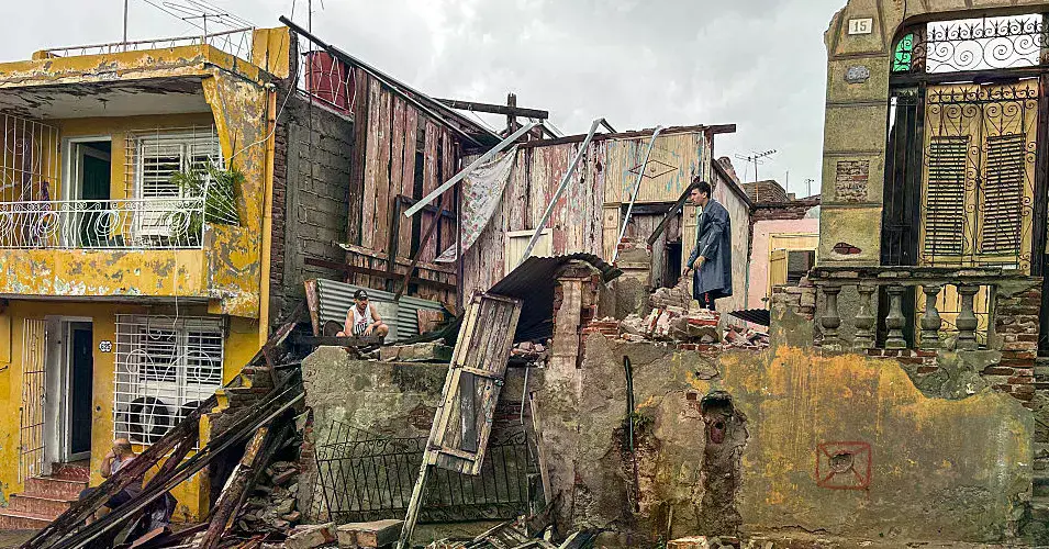 Personas caminan entre inundaciones tras el paso del huracán Melissa en Barahona, República Dominicana.