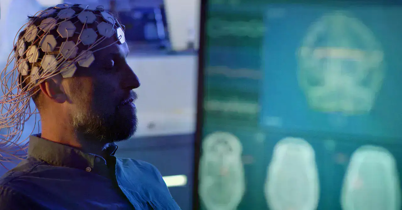Un médico analiza un electroencefalograma (EEG) en un entorno hospitalario.
