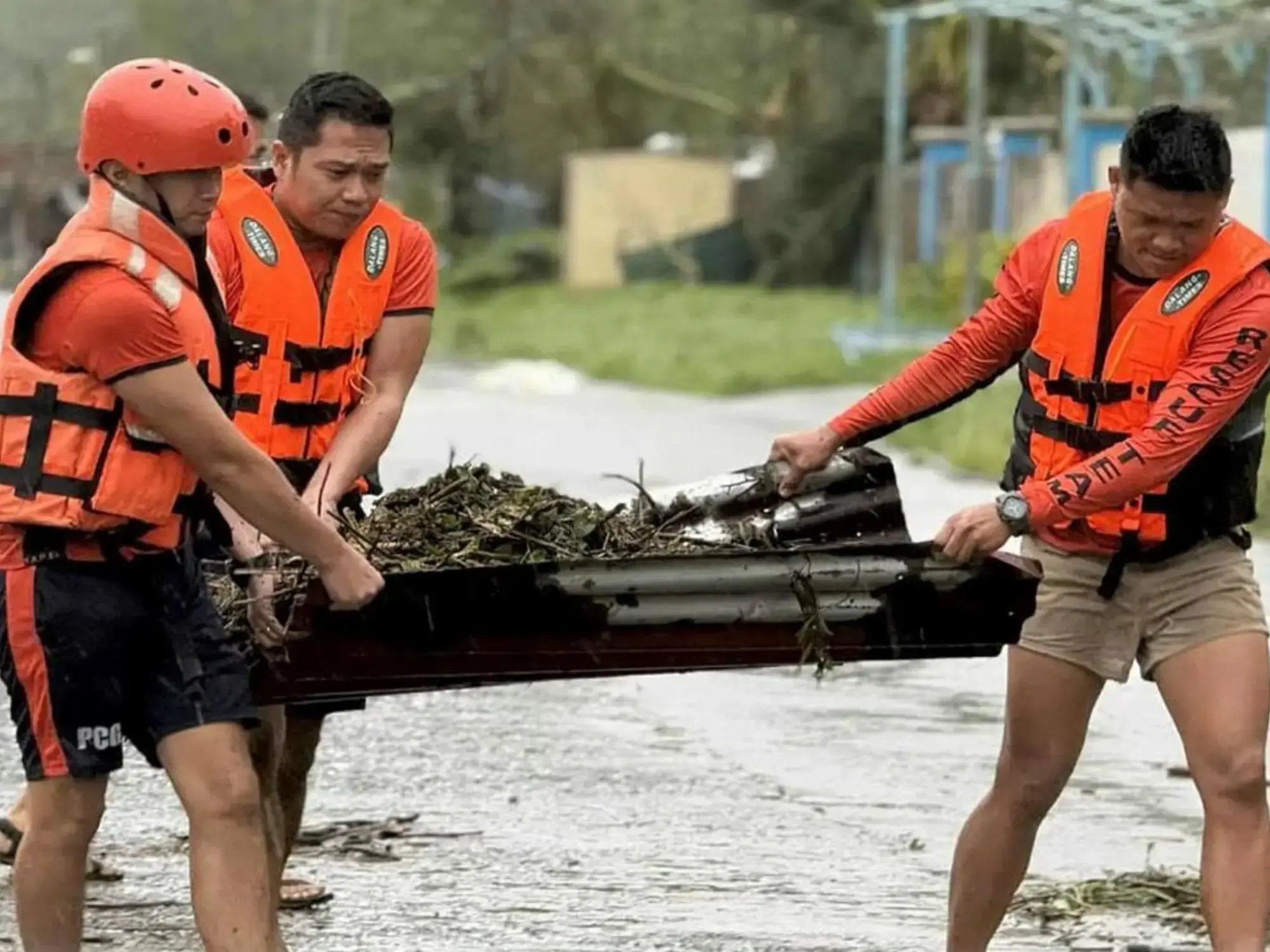 Personal de la PCG asistiendo a residentes con medidas de evacuación en la provincia de Catanduanes.