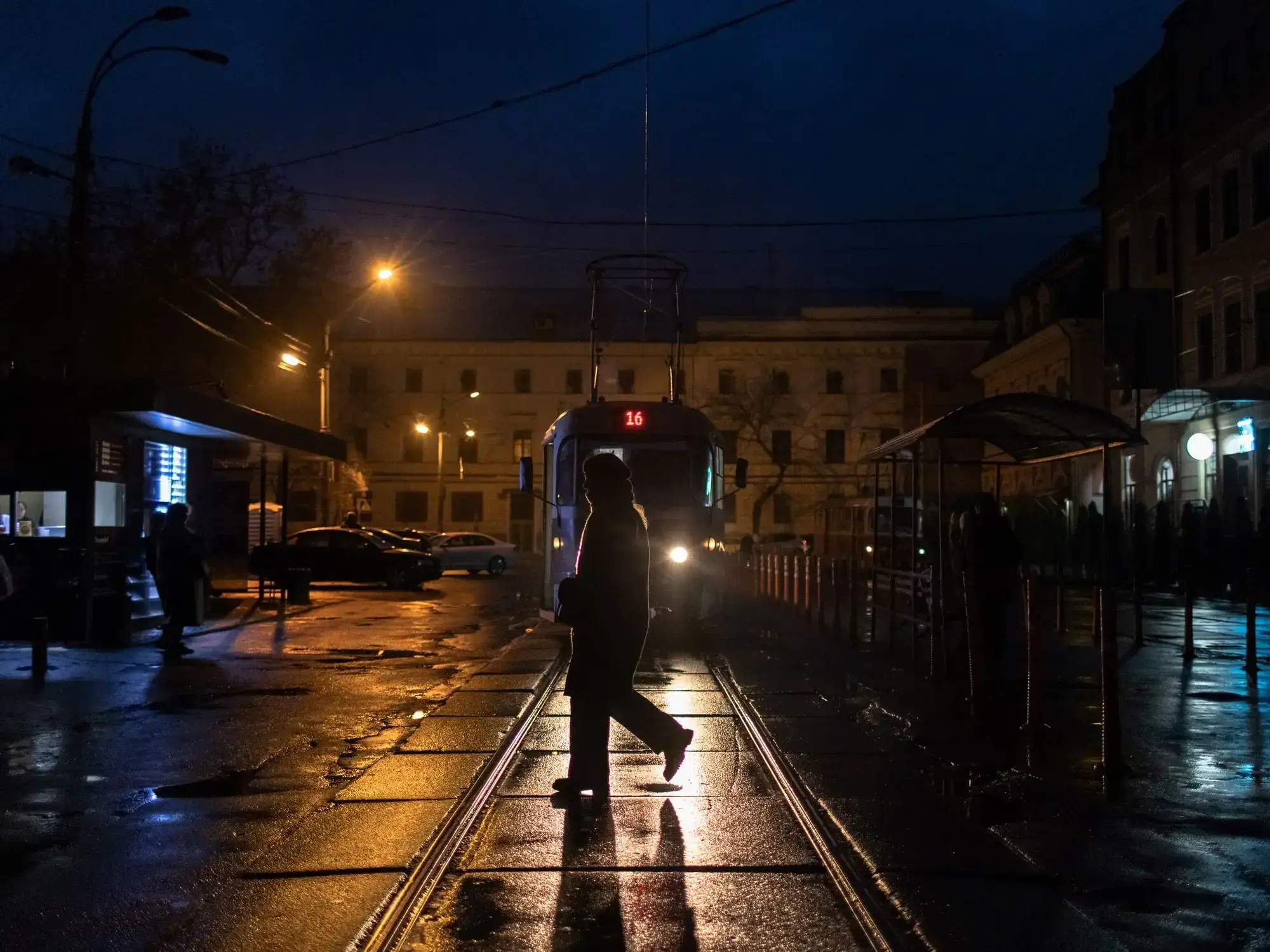 Un tranvía en el barrio de Podil mientras continúan los apagones en el centro de Kiev, Ucrania.