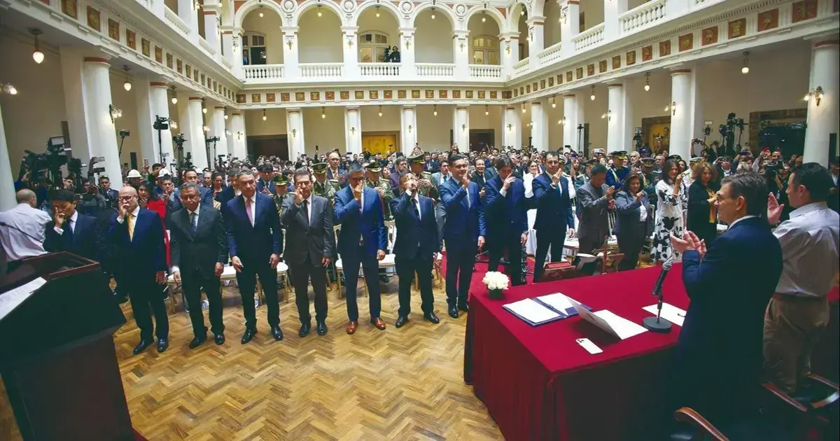 El presidente Rodrigo Paz toma juramento a su nuevo equipo de colaboradores.