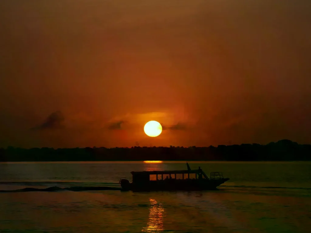 Una embarcación maniobra al amanecer en el marco de la Cumbre del Clima COP30, en Belém.