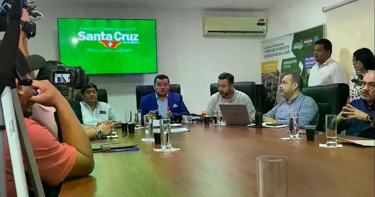 Alcalde Fernández en una conferencia de prensa