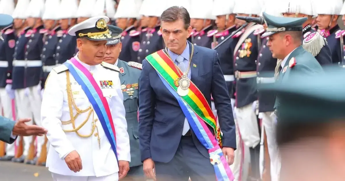 Rodrigo Paz junto a las FFAA en Sucre