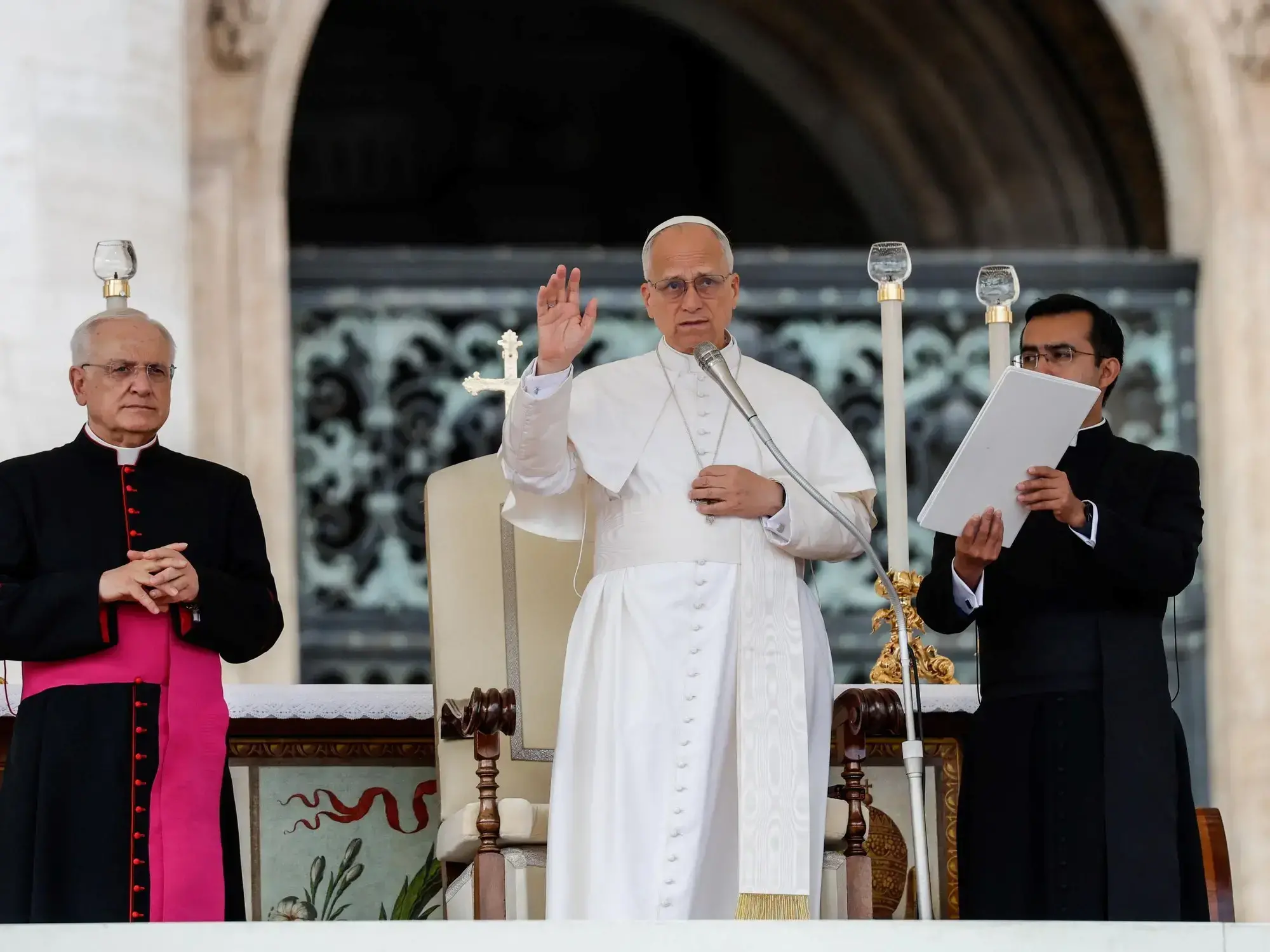 El Papa León XIV (c) flanqueado por monseñor Leonardo Sapienza (i) y el sacerdote Edgard Ivan Rimaycuna Inga (d) en una audie