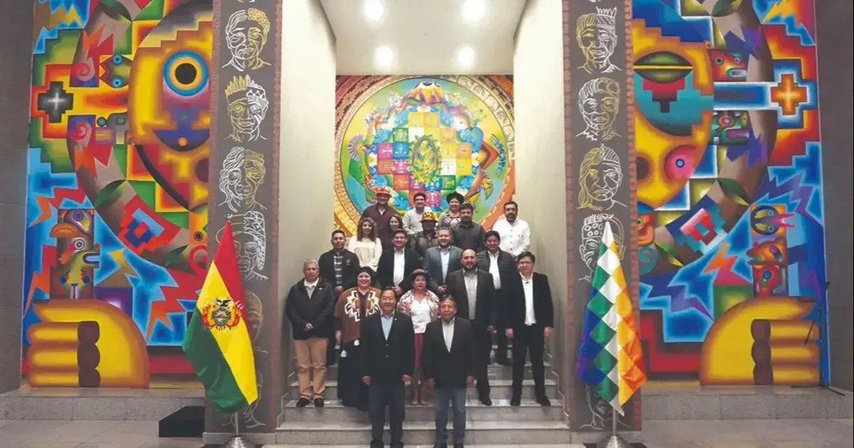 Luis Arce y David Choquehuanca posan junto a los exministros