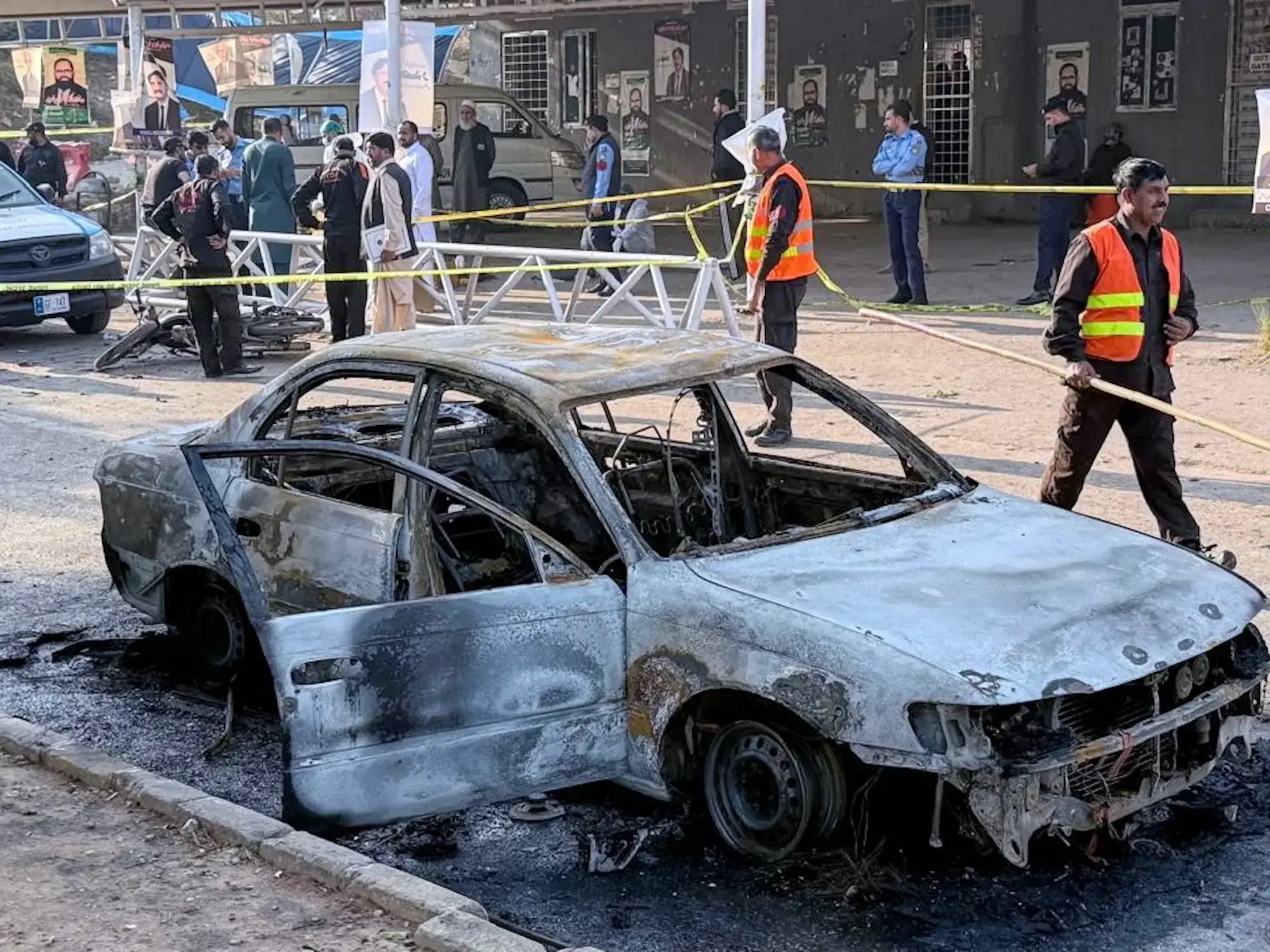 Vehículo policial dañado por la explosión en Islamabad