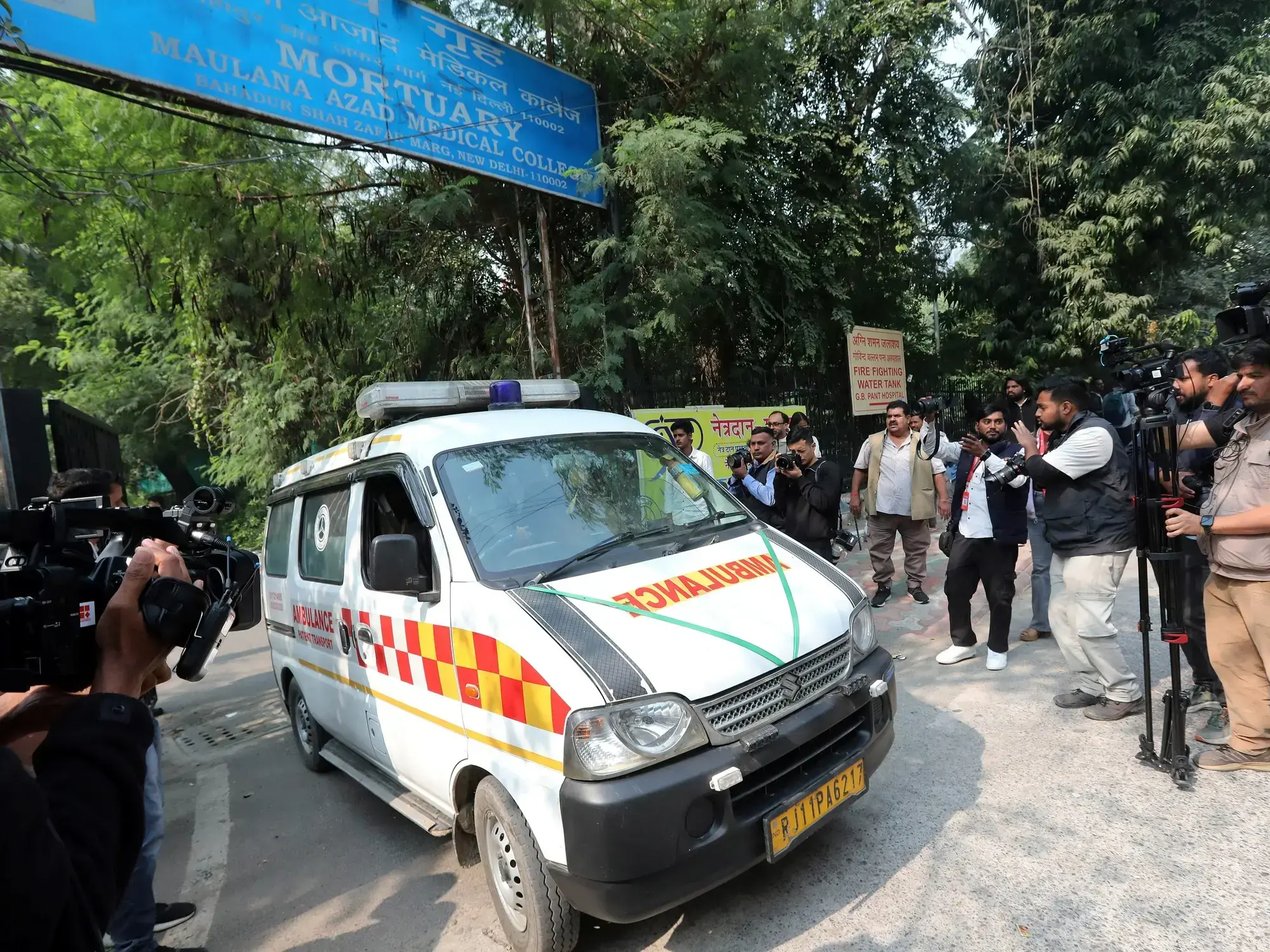 Ambulancia traslada los restos de una víctima del atentado en India