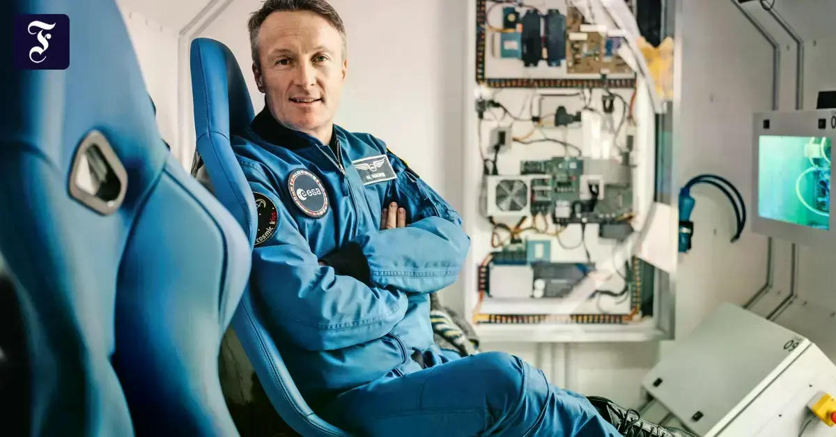 El astronauta Matthias Maurer sentado en el simulador Space Buzz One.