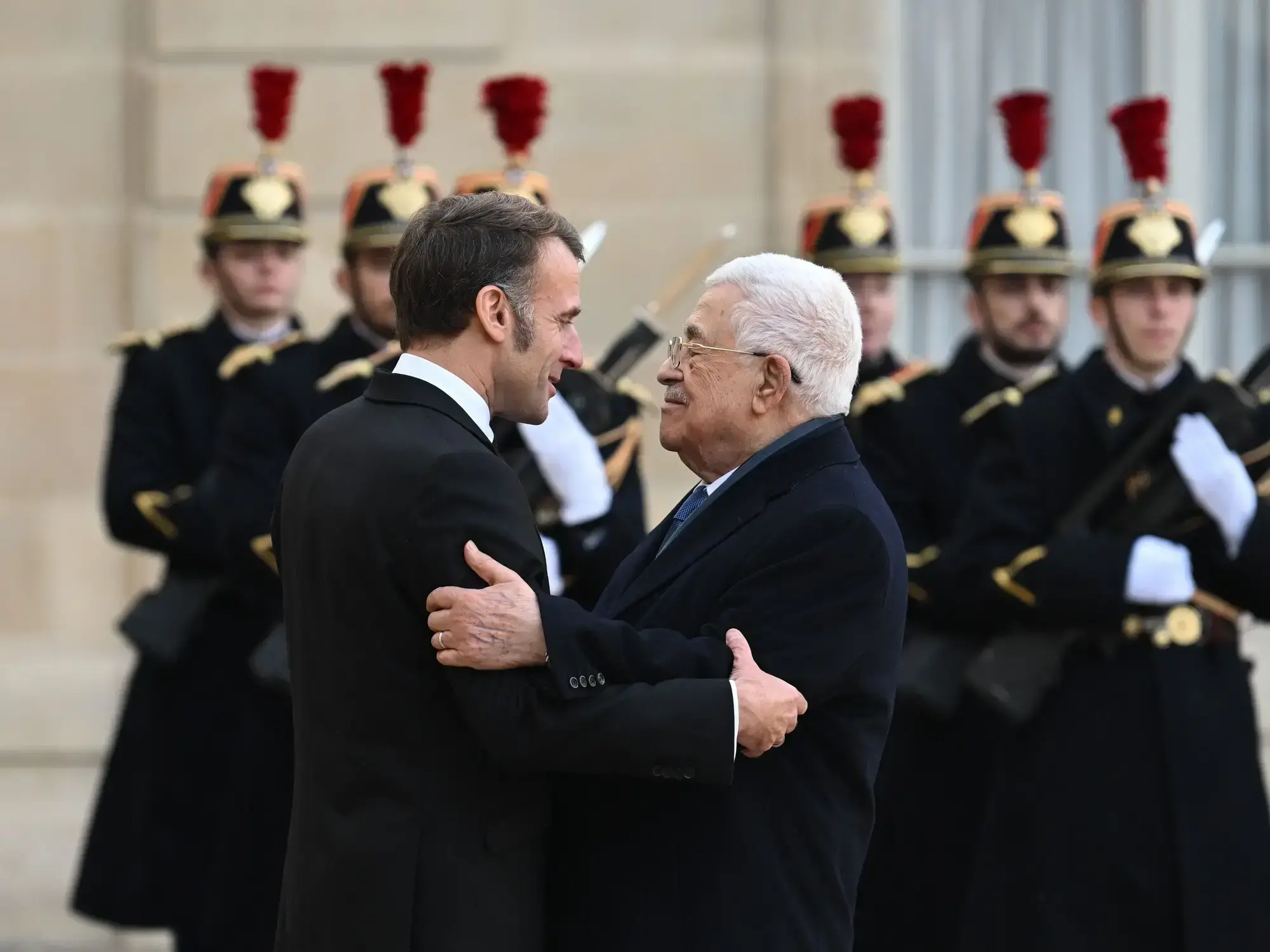 Emmanuel Macron y Mahmoud Abbas en el Palacio del Elíseo en París, Francia.