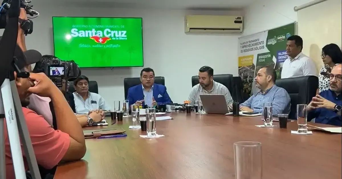 Alcalde Fernández en una conferencia de prensa