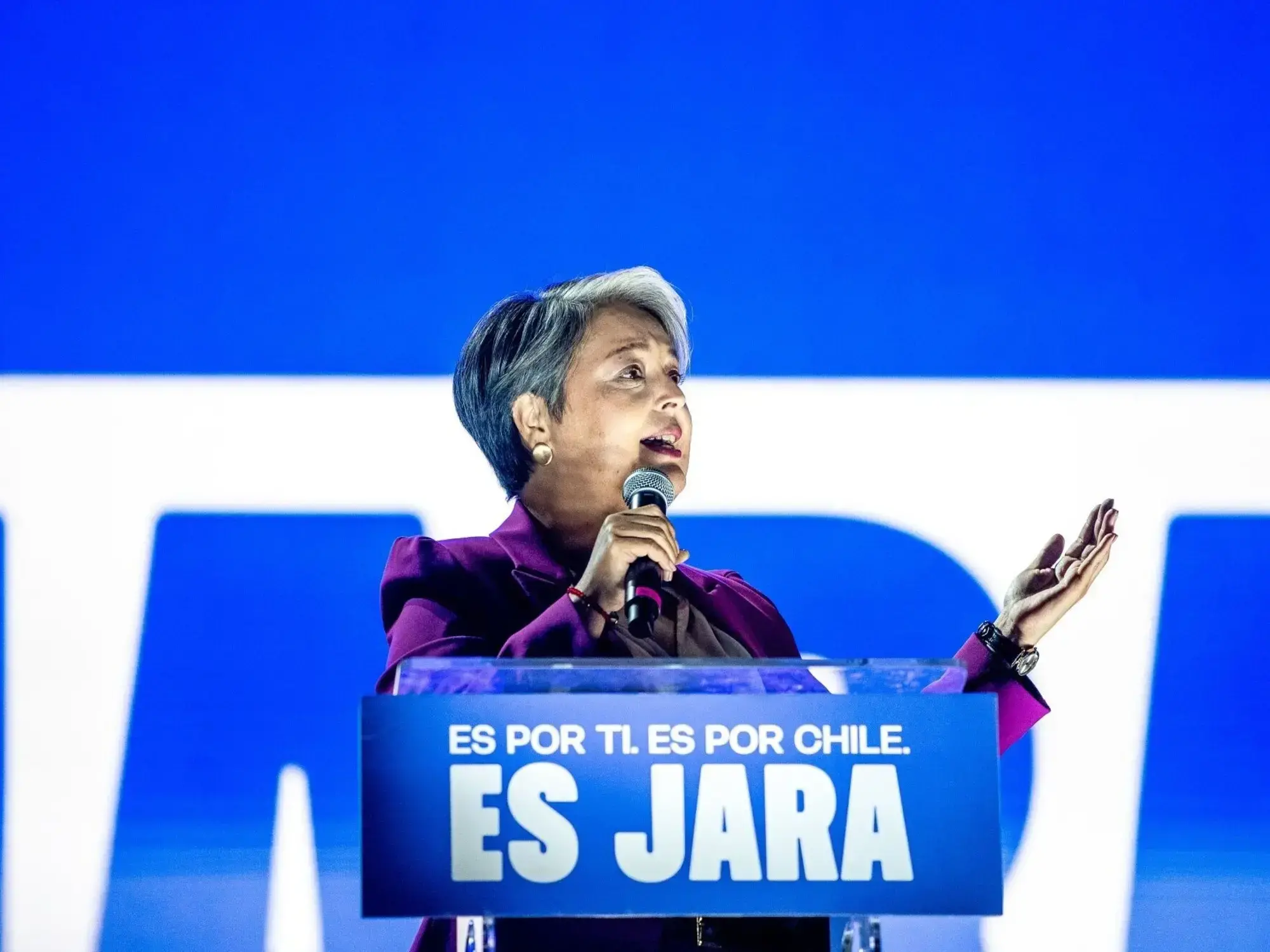 Jeannette Jara durante el cierre de su campaña en Maipú, Santiago
