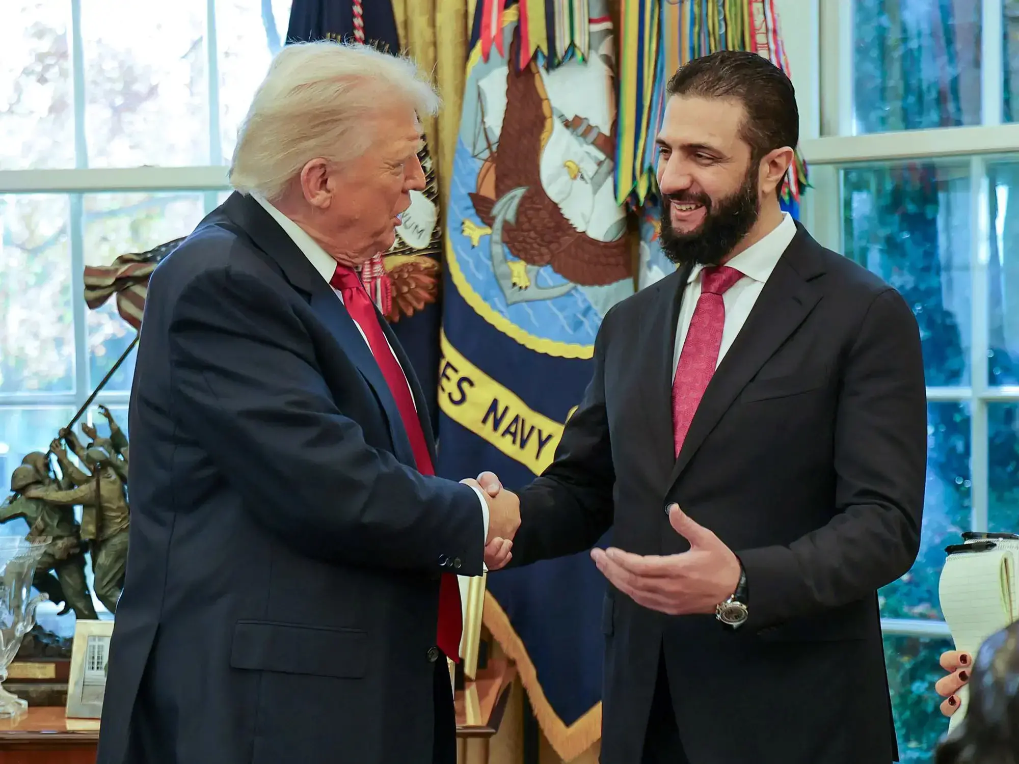 Donald Trump rociando perfume al presidente sirio Ahmed al-Sharaa