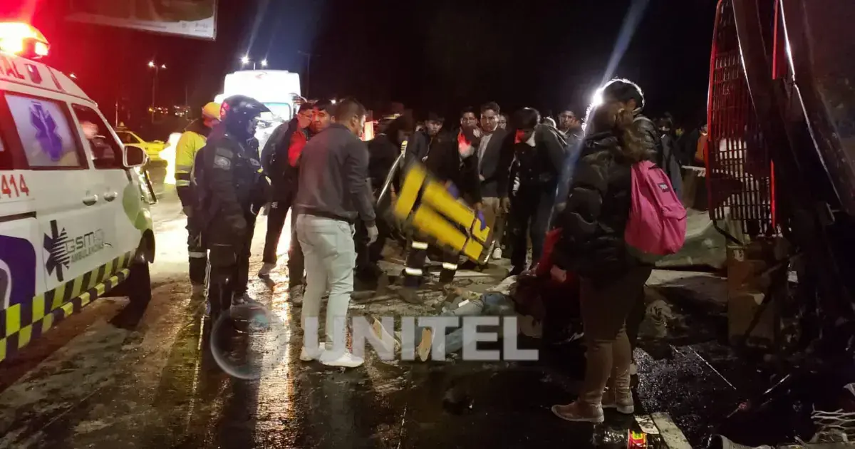 Ambulancias y policías auxilian a los afectados del accidente en la autopista.