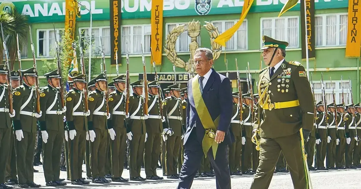 El ministro Marco Antonio Oviedo pasa revista a la tropa policial en la Academia de Policías