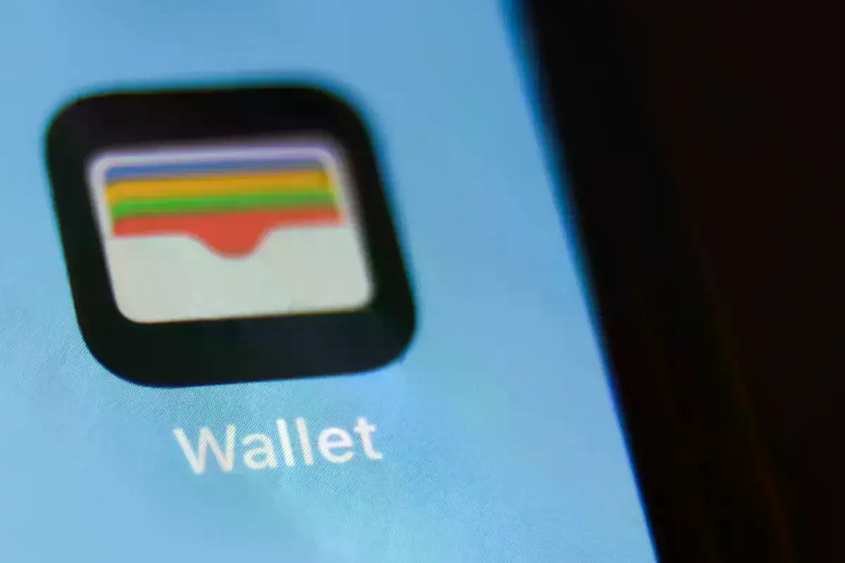 Usuario utilizando Apple Wallet en un iPhone