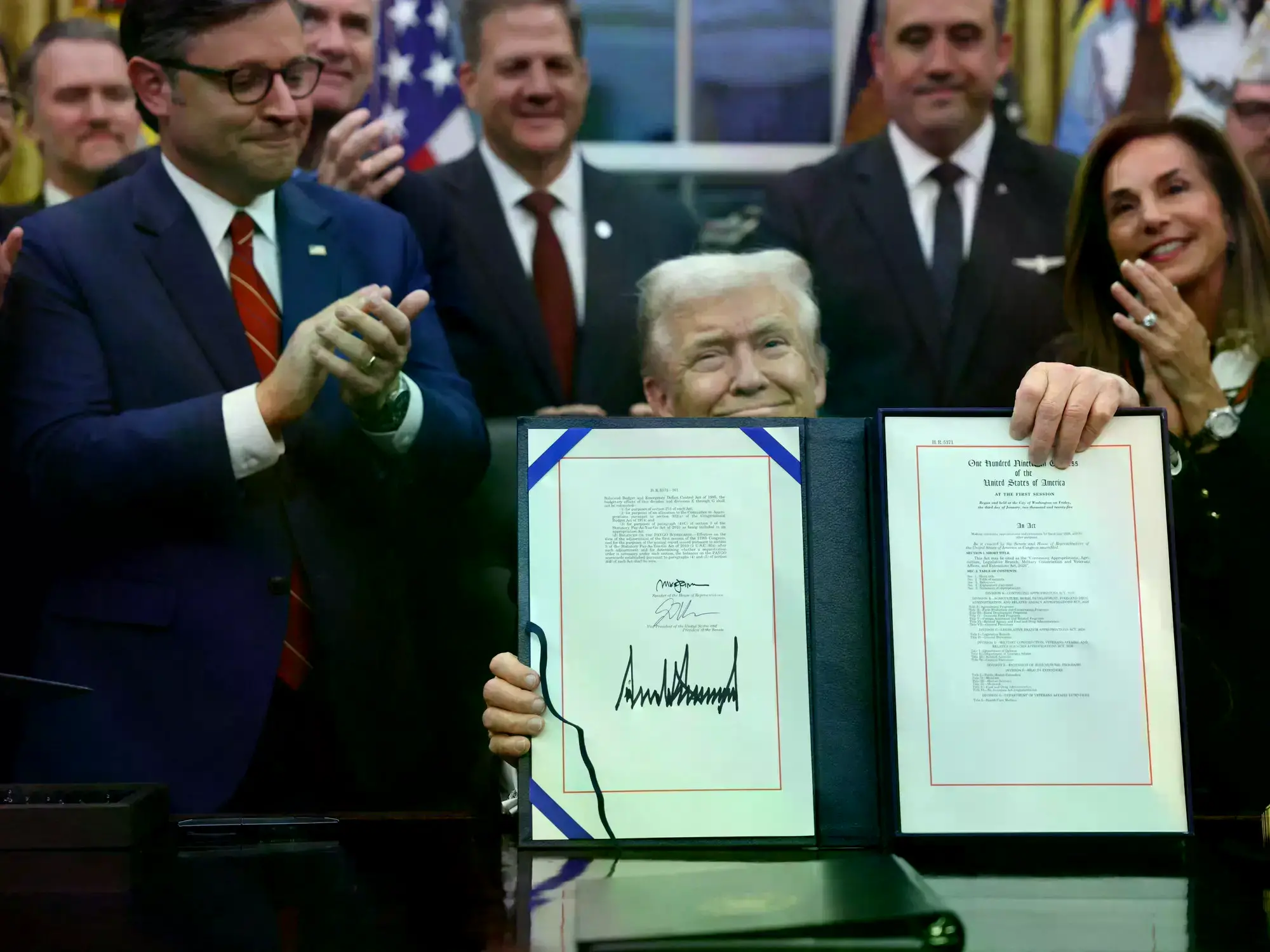 Donald Trump firma el proyecto de ley en el Despacho Oval