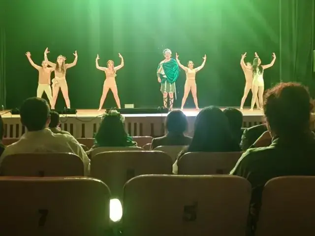 Escena del musical "Epic" en el Teatro Gran Mariscal de Sucre.