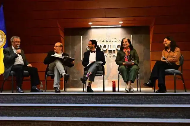 Juan Carlos Salazar, Marco Dipp, Claudio Rossell, Lupe Cajías y Raykha Flores en la UCB La Paz.