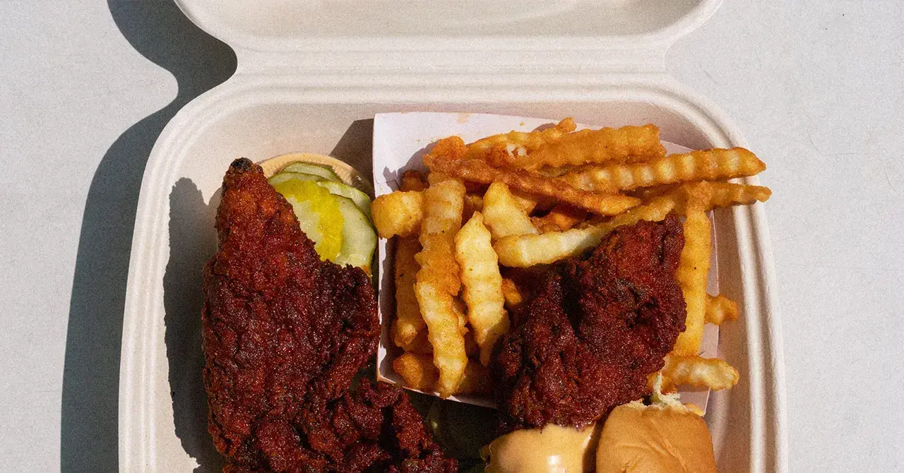 Un slider, una tira de pollo y patatas fritas de Dave's Hot Chicken en Brooklyn, Nueva York.