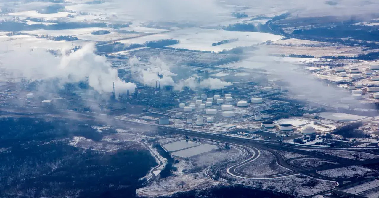 Vista aérea de la refinería de petróleo Pine Bend en Rosemount, Minnesota.