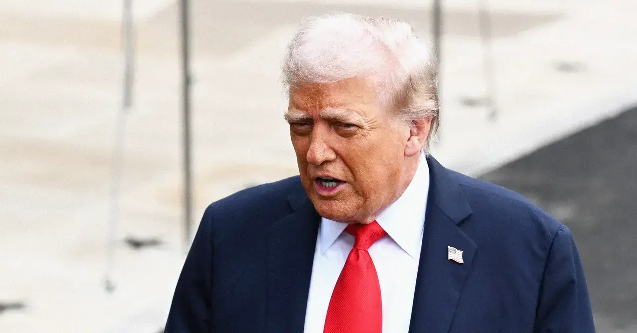 Donald Trump habla con la prensa antes de abordar el Marine One