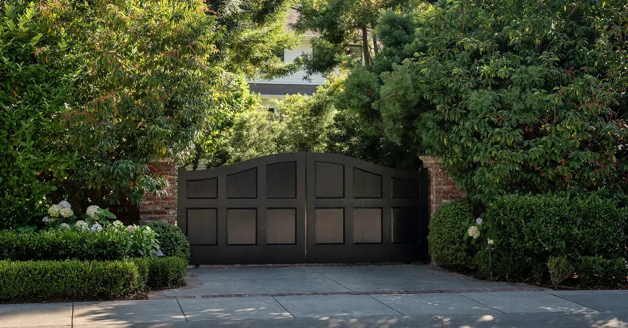 Entrada al complejo de Mark Zuckerberg en Palo Alto, California