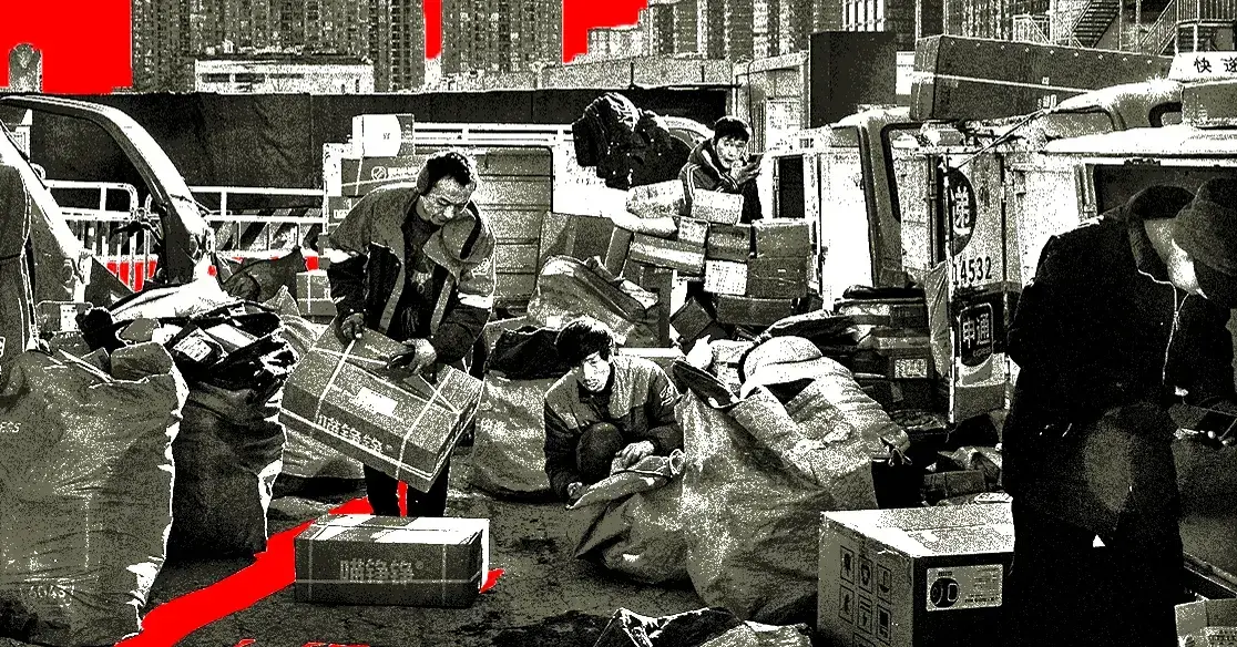 Repartidores cargan paquetes de pedidos online en una zona de carga en Beijing