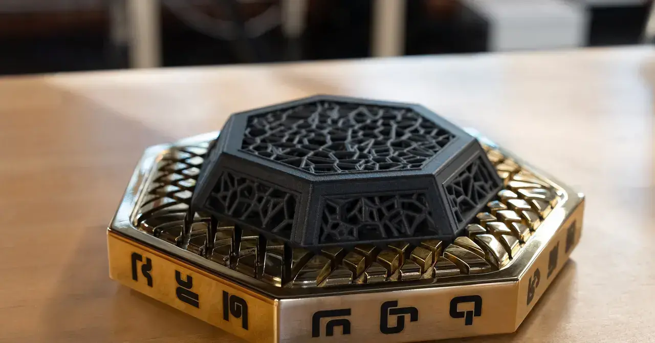 El chip XTR-0 de Extropic, que combina un FPGA con sus primeros chips probabilísticos.