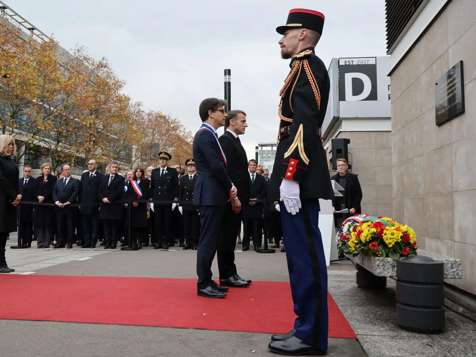 Corona de flores en placa conmemorativa frente al Stade de France