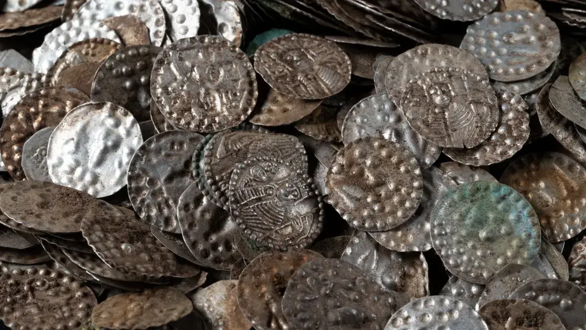 Monedas medievales de plata encontradas en el tesoro
