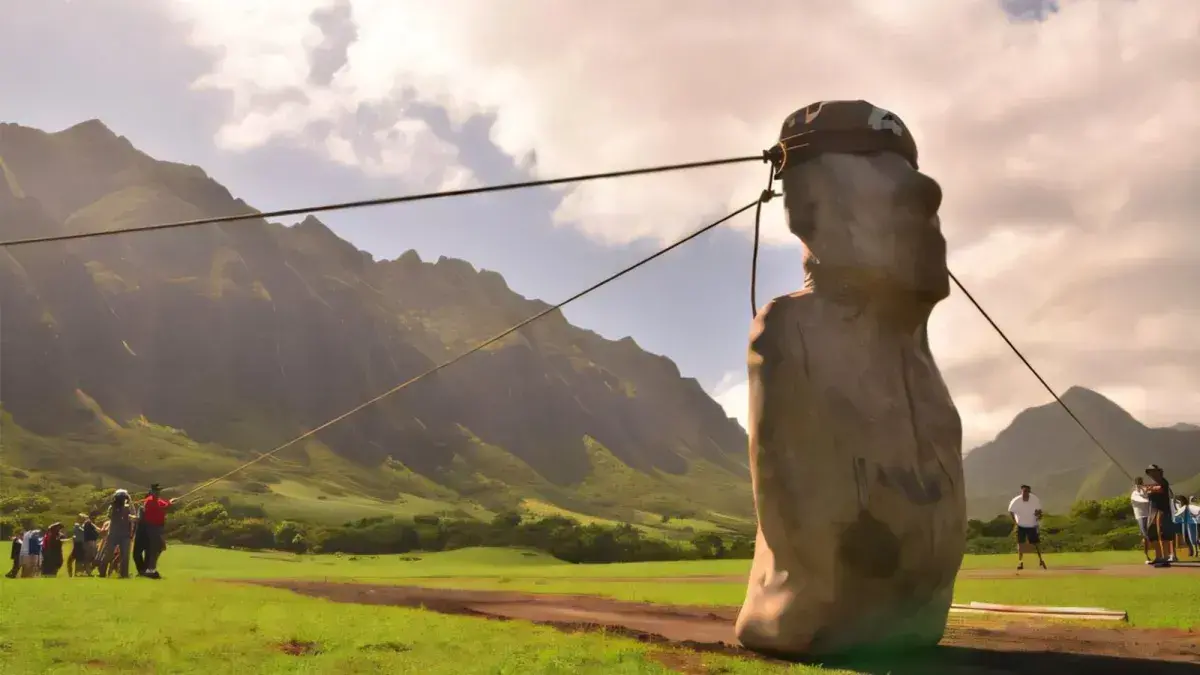 Réplica de un moai siendo movida con la técnica del "caminar"