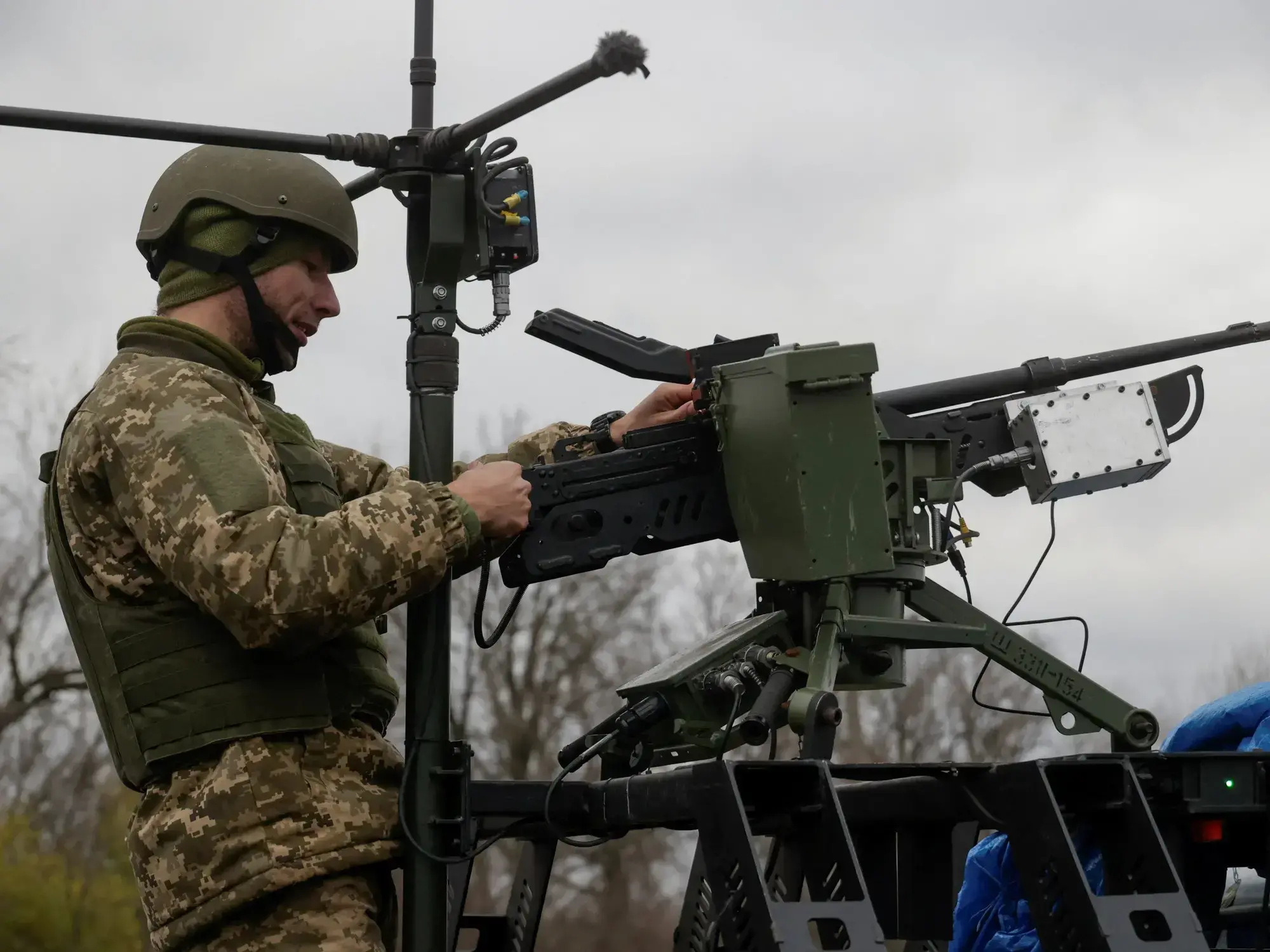 Una ametralladora Kalashnikov, parte de un sistema de control remoto para una unidad móvil de defensa aérea, en la línea del